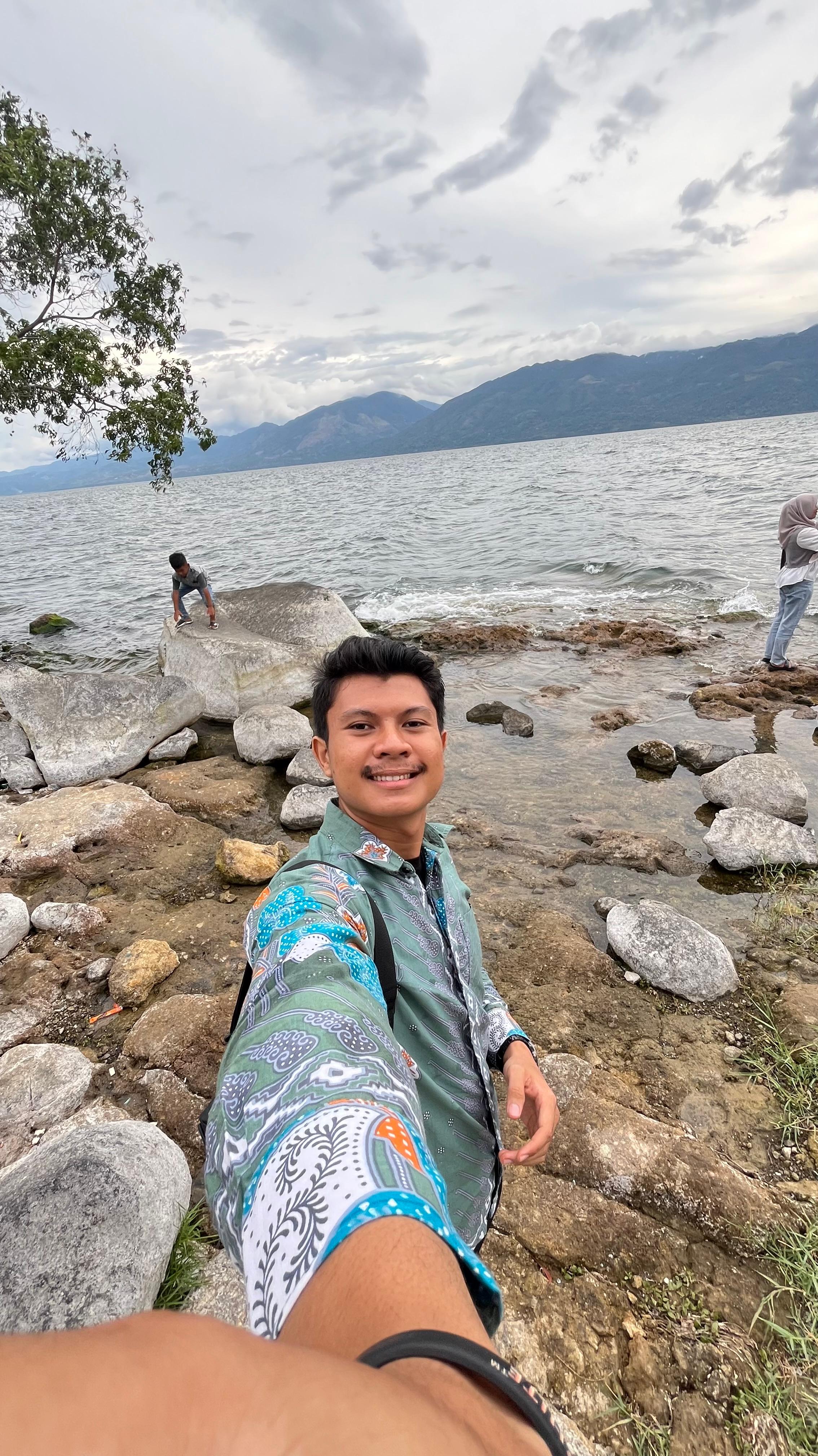 Foto Difak Juhaidi di tepi danau