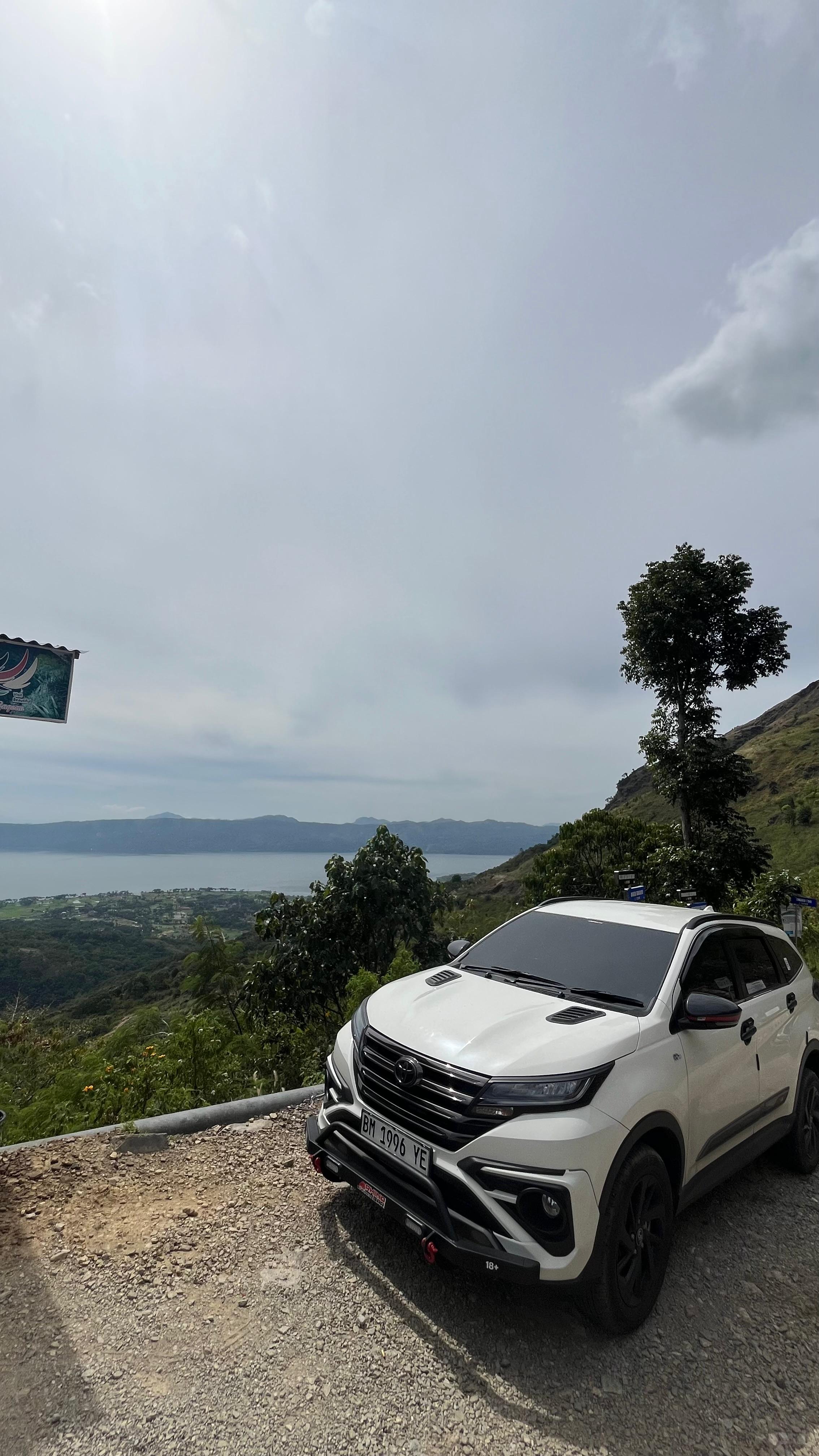 Pemandangan dan kendaraan di tepi bukit