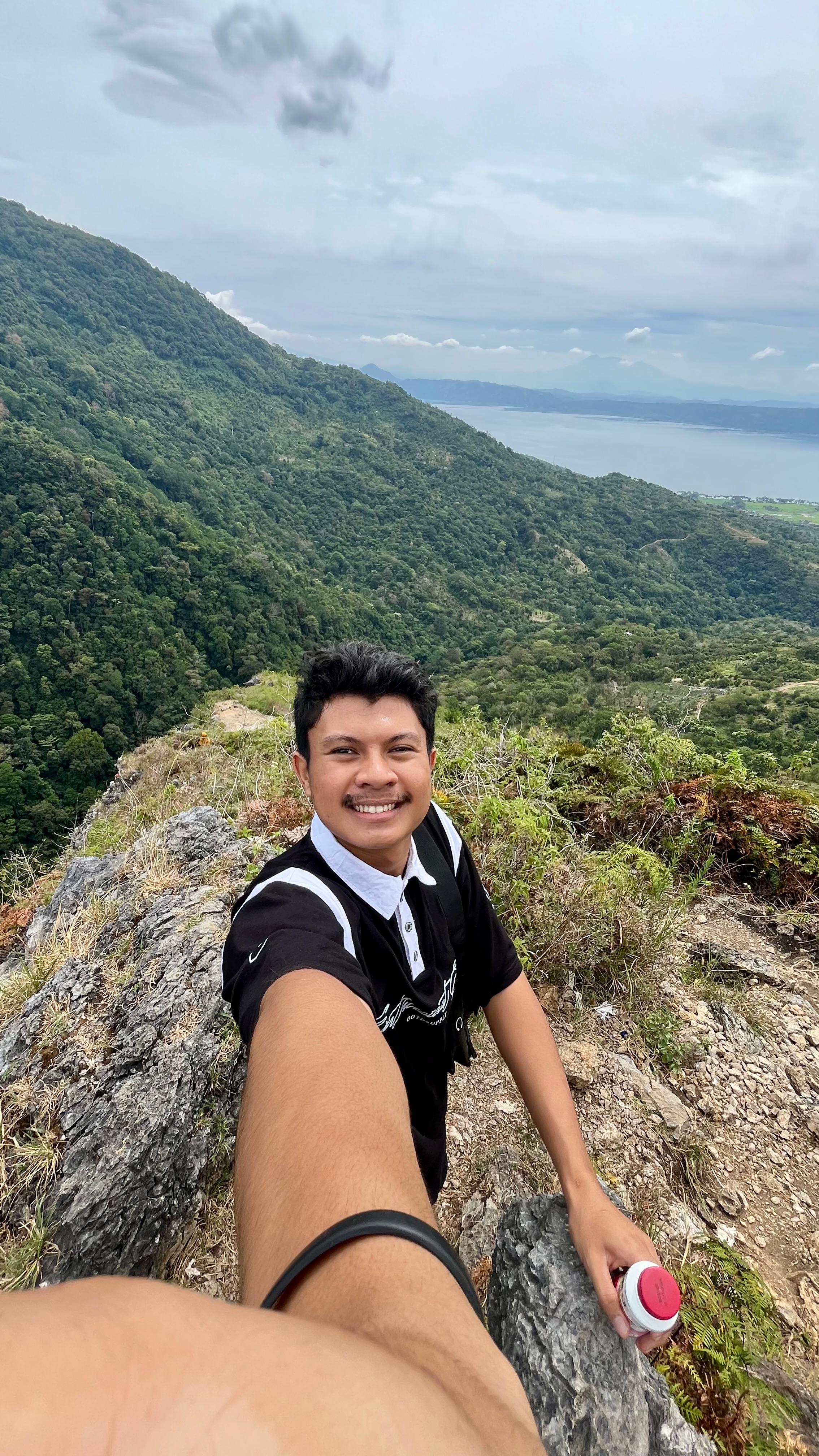 Foto Difak dengan latar bukit dan danau