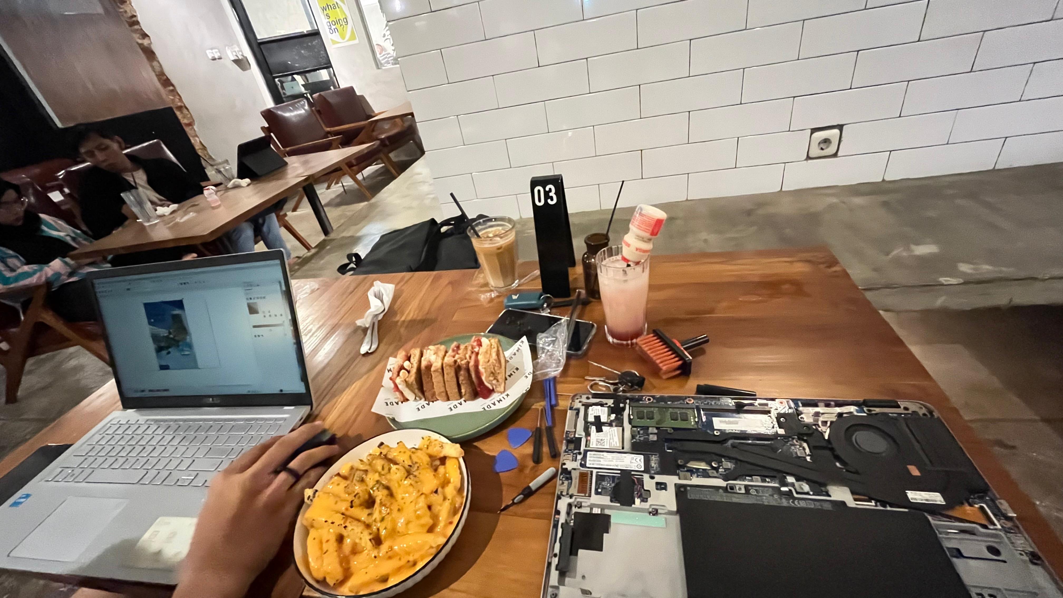 Meja kerja dengan laptop dan alat servis