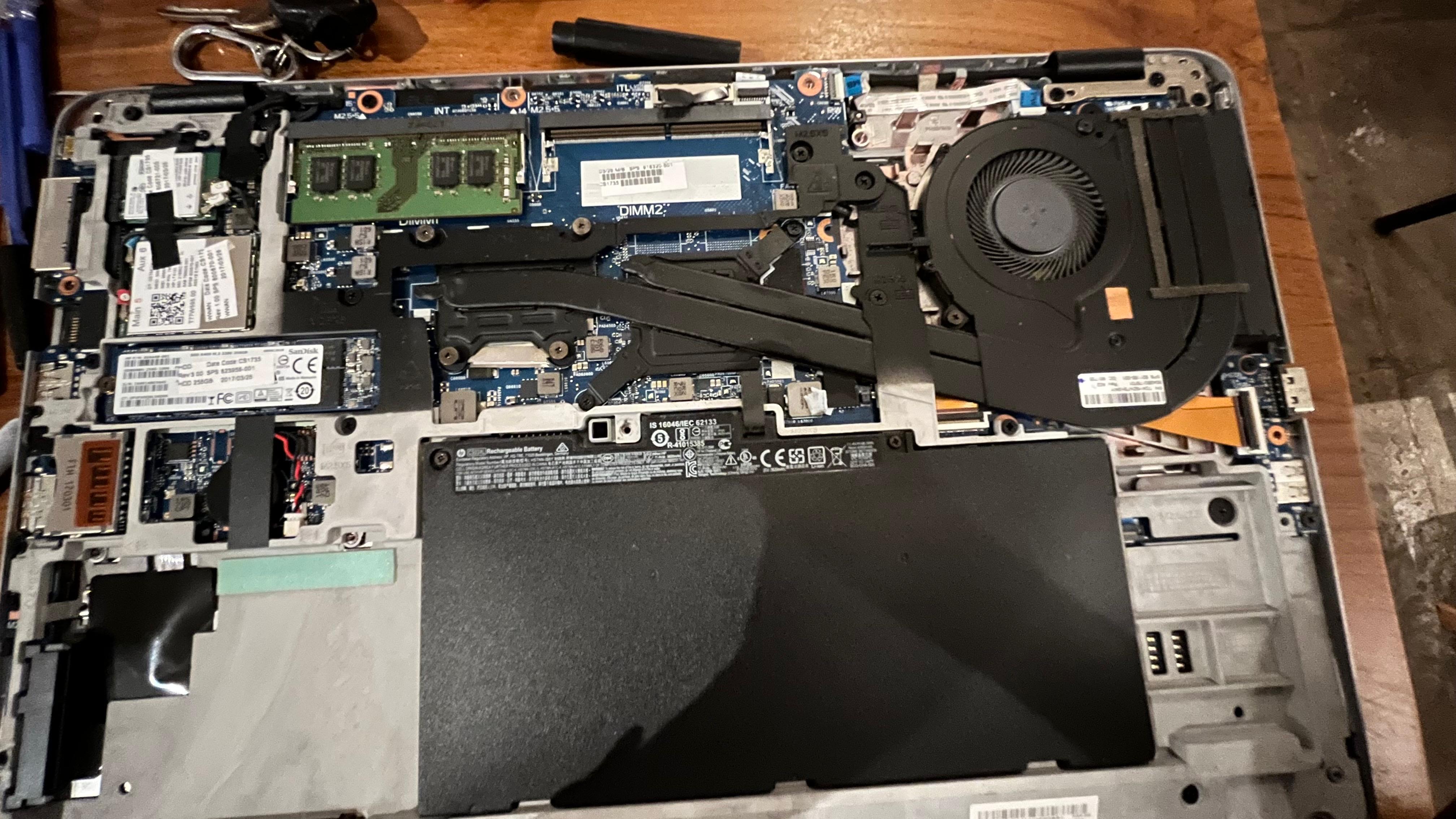 Detail perbaikan laptop di meja kerja
