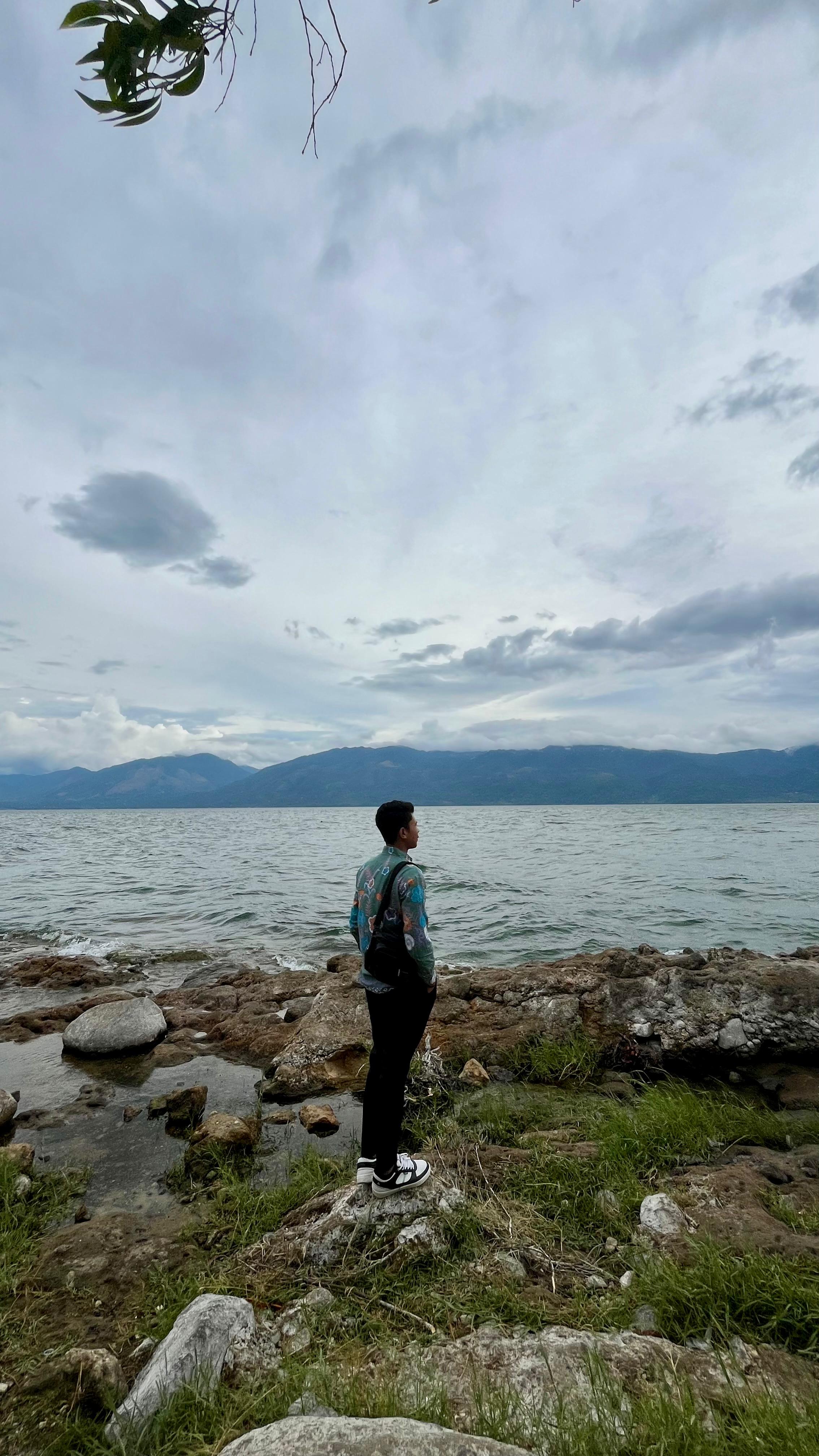 Foto Difak berdiri di tepi danau